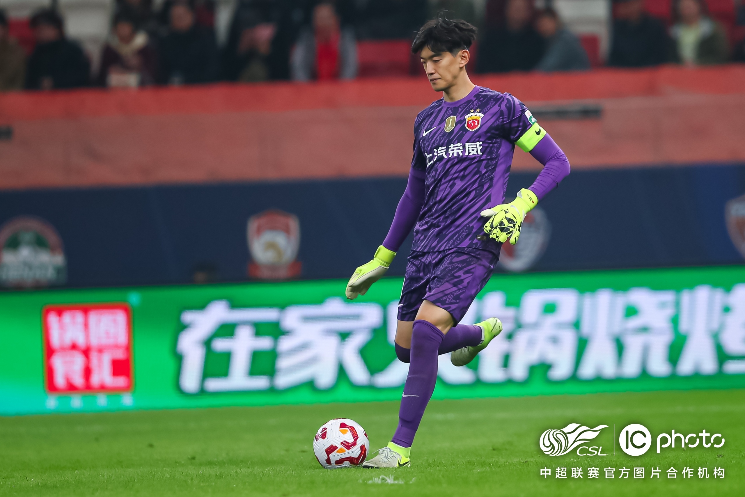 上海海港发布备战花絮；今晚更衣室发声；意大利杯任务艰巨；年轻球员得到机会的简单介绍